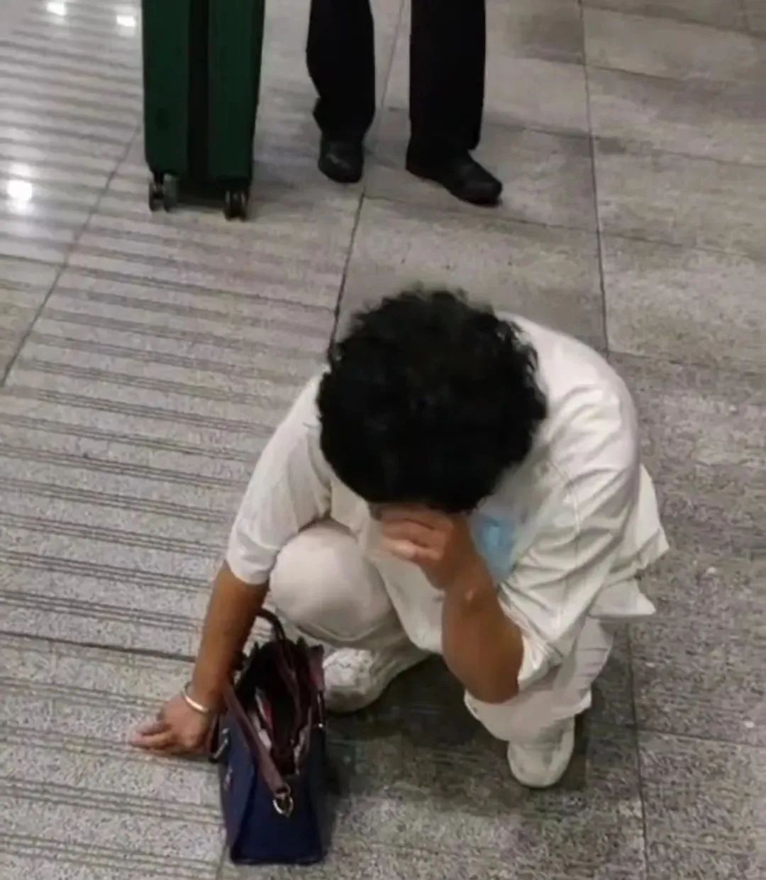 节假日高铁出行请注意:携带POS机和多张他人信用卡可能被抓!(图4) 节假日高铁出行请注意:携带POS机和多张他人信用卡可能被抓!(图4)